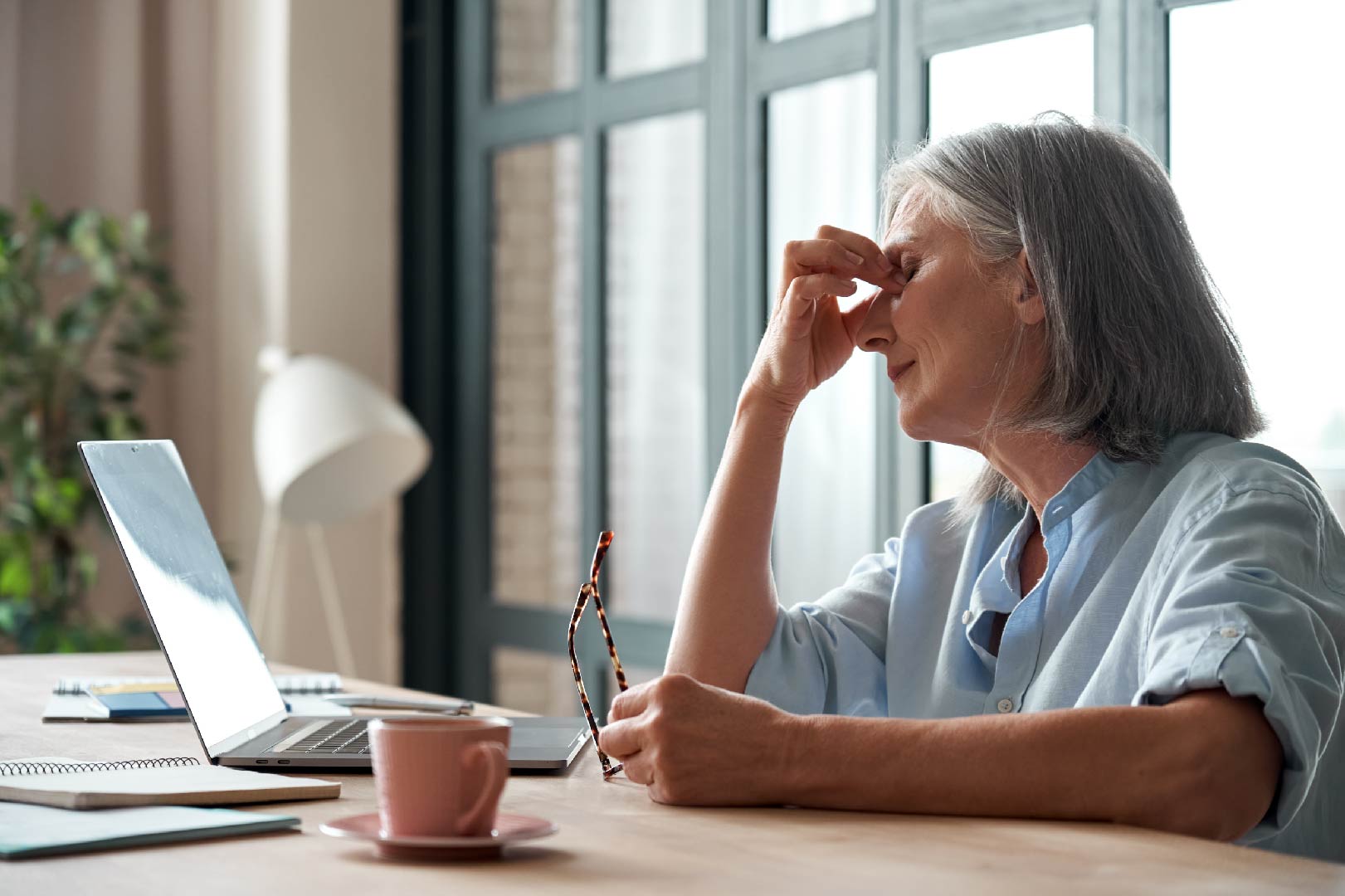 Depicting the brain and nootropic molecules, symbolizing the cognitive health support of nootropics for older adults.